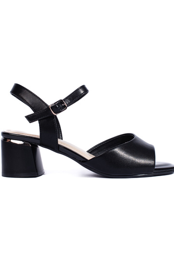 Elegant style black sandals...