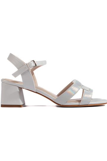 gray połyskujące sandals...