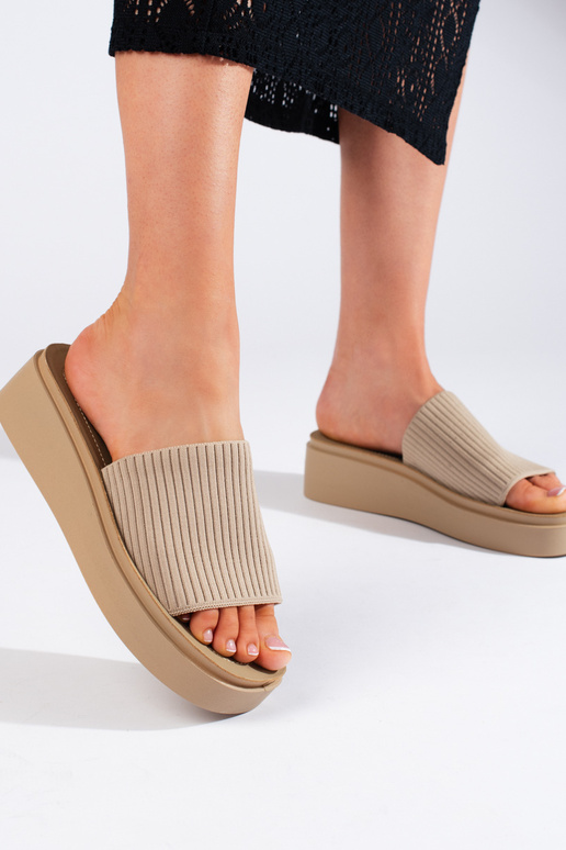 Damskie kremowe klapki na koturnie