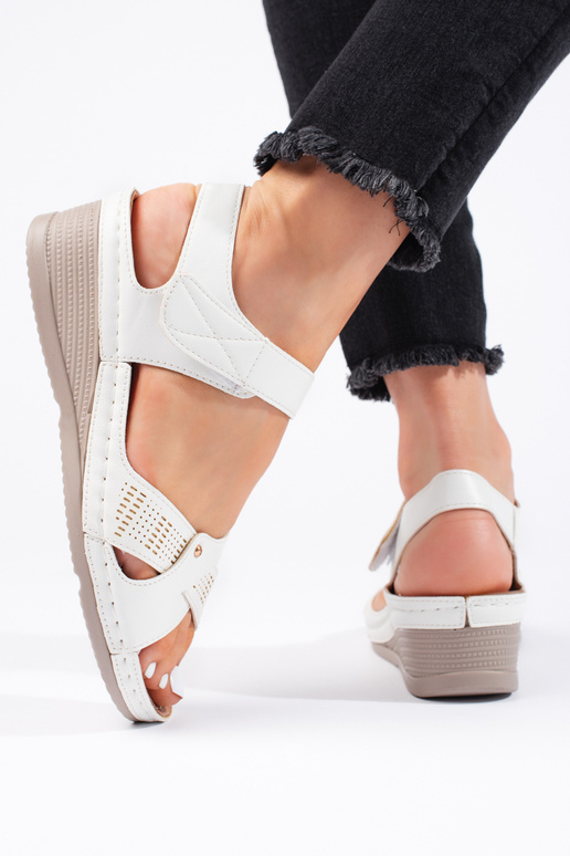 Comfortable women's sandals with a...