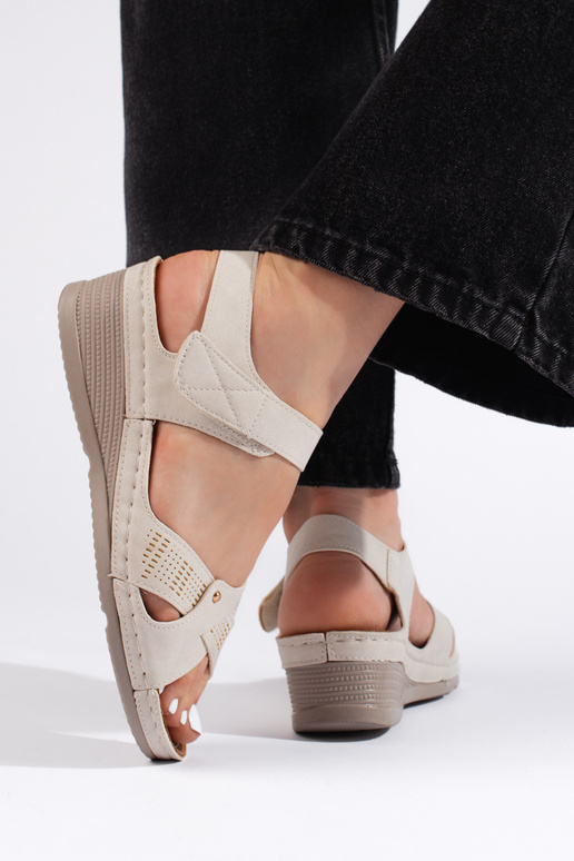 Comfortable women's sandals with a...