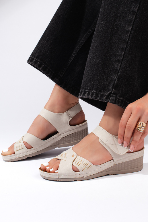 Comfortable women's sandals with a...