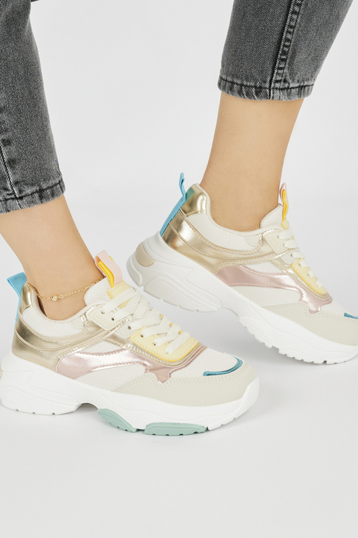 Sporty style shoese on a thick sole Sporty style shoese on a thick sole