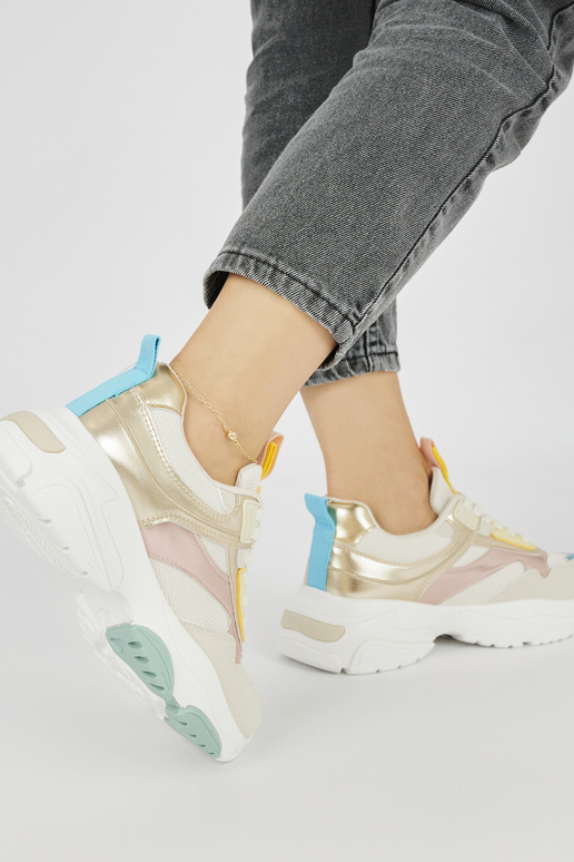 Sporty style shoese on a thick sole Sporty style shoese on a thick sole