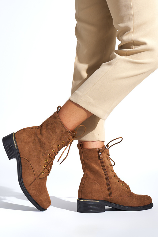 BroInn color Inomens boots laced on a... BroInn color Inomens boots laced on a...