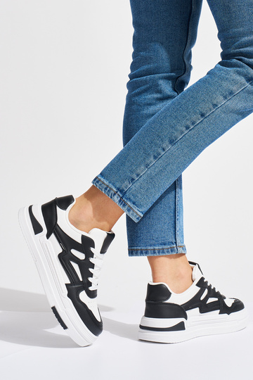 Biało-czarne sneakersy na... 2