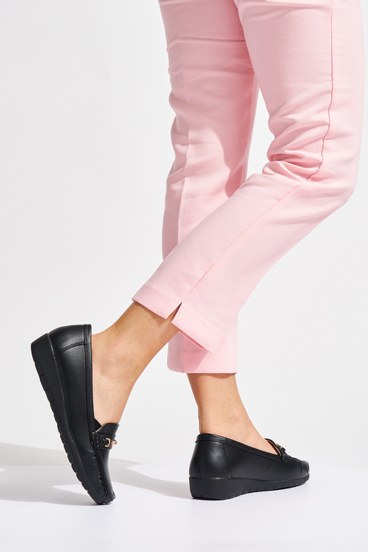 Czarne mokasyny damskie ze zdobieniem Czarne mokasyny damskie ze zdobieniem