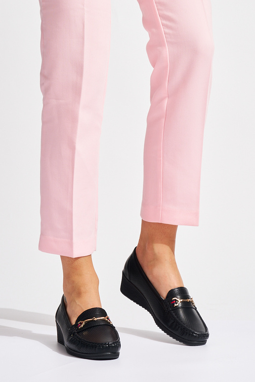 Czarne mokasyny na koturnie