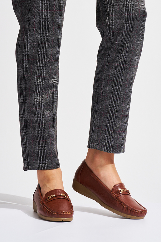 Brązowe mokasyny damskie ze zdobieniem Brązowe mokasyny damskie ze zdobieniem