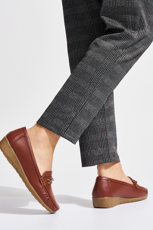 Brązowe mokasyny damskie ze zdobieniem Brązowe mokasyny damskie ze zdobieniem