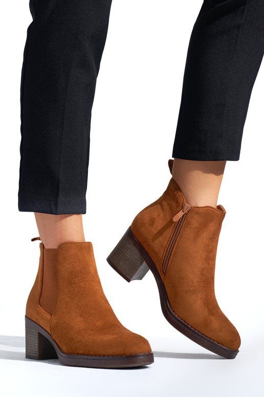 Brązowe klasyczne botki na słupku