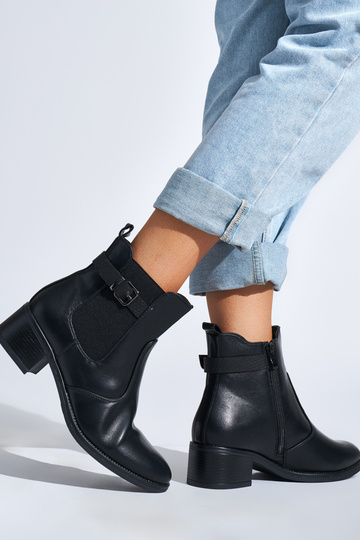 black Inomens boots on a... 2