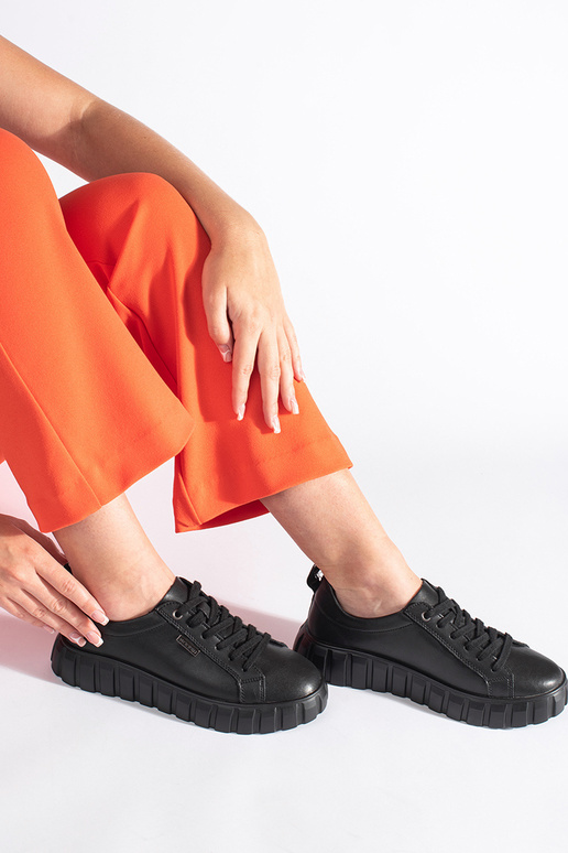 black leather pólshoes Inith platform