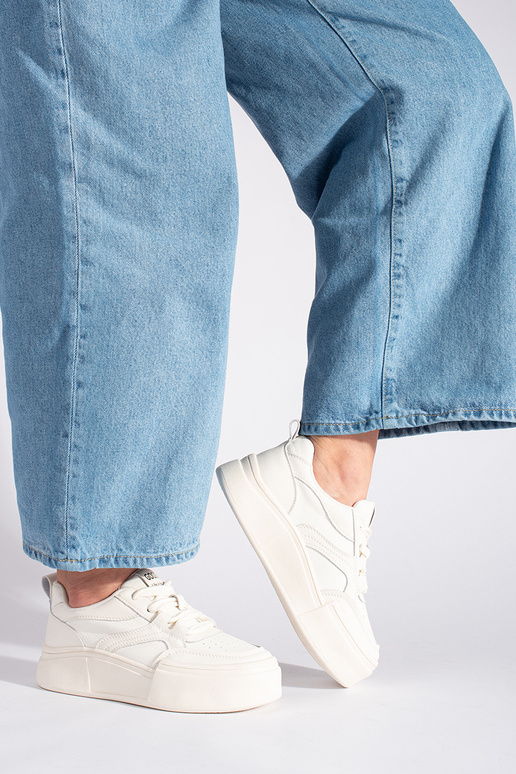 INhite classic model Inomens sneakers...