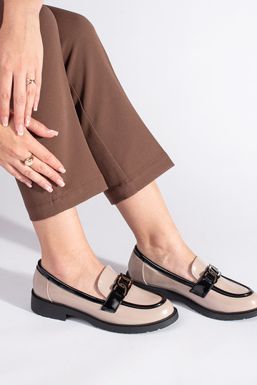 Beżowe lakierowane mokasyny... 2