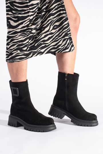 black Inomens boots on a... 2