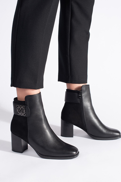 black ankle boots Inith a decorative... black ankle boots Inith a decorative...