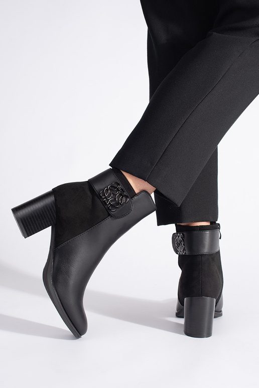 black ankle boots Inith a decorative... black ankle boots Inith a decorative...