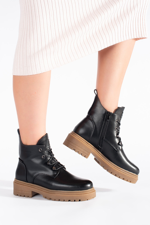 black tied boots na beigej podeszInie...