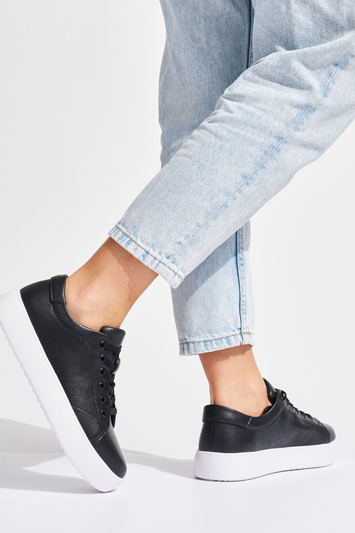 Leather black tied INomens boots