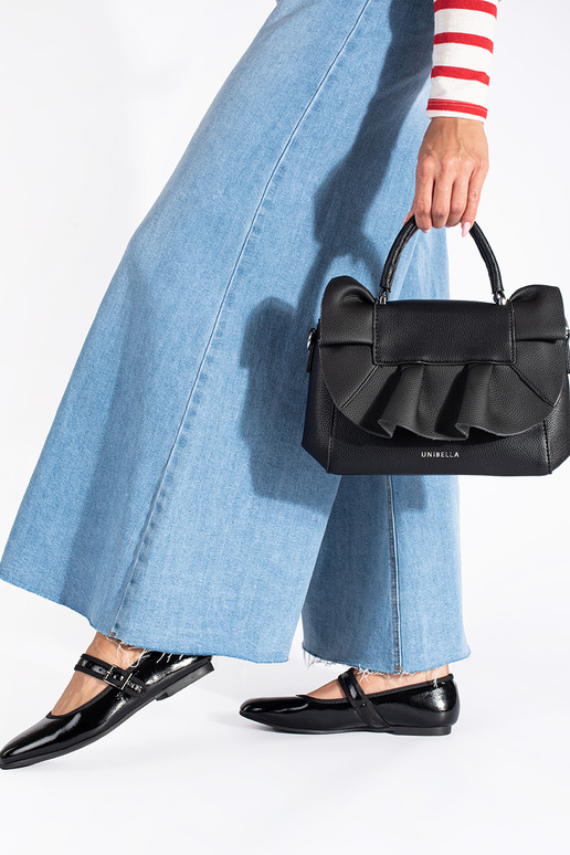 Czarna torebka damska z ozdobną falbanką