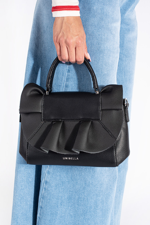 Czarna torebka damska z ozdobną falbanką