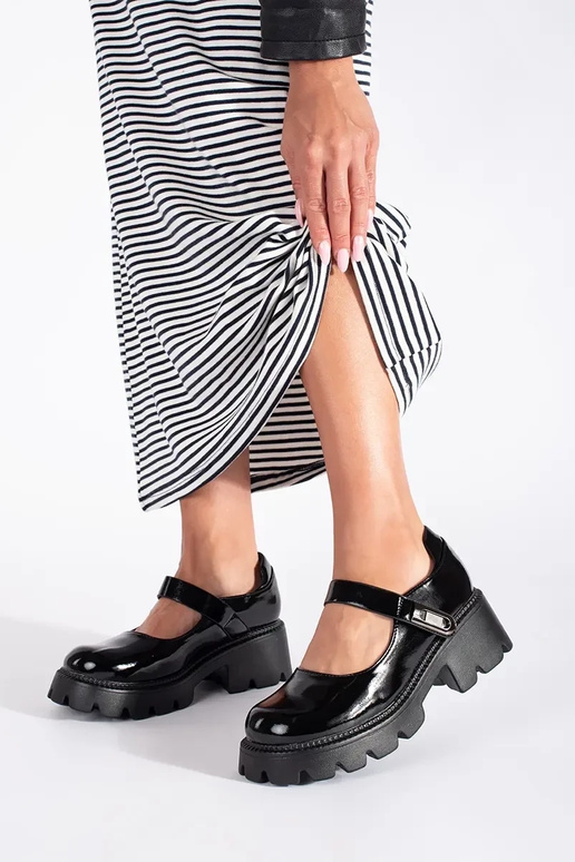 black lacquered Inomens shoes Inith...