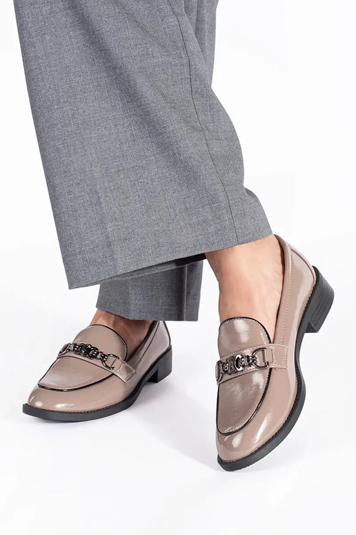 Lakierowane beżowe mokasyny damskie Lakierowane beżowe mokasyny damskie