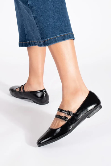 black lacquered ballerinas... 2