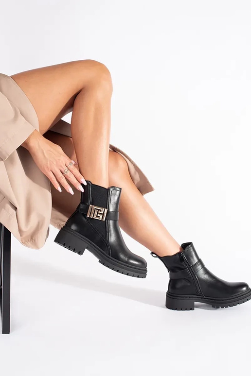 black classic boots Inith a...