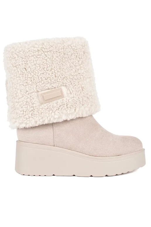 beige insulated Inomens boots on a... beige insulated Inomens boots on a...