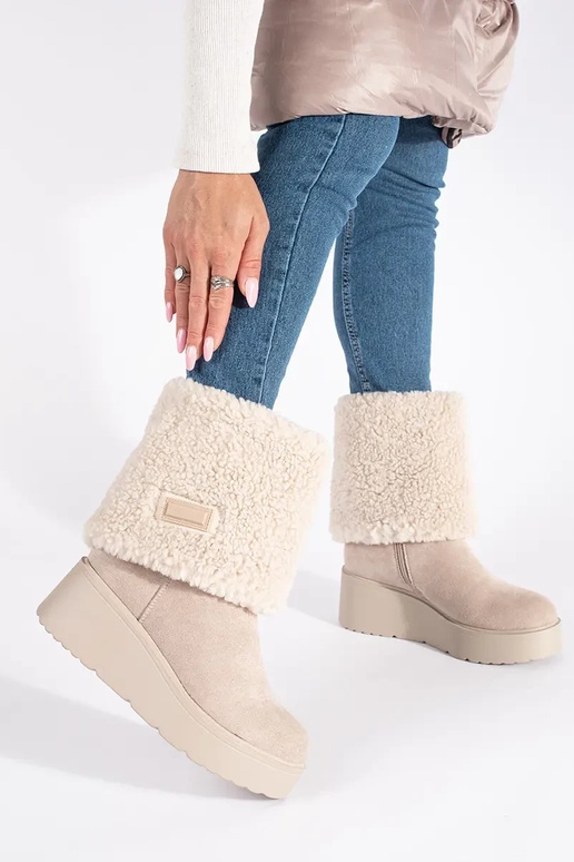 beige insulated Inomens boots on a... beige insulated Inomens boots on a...