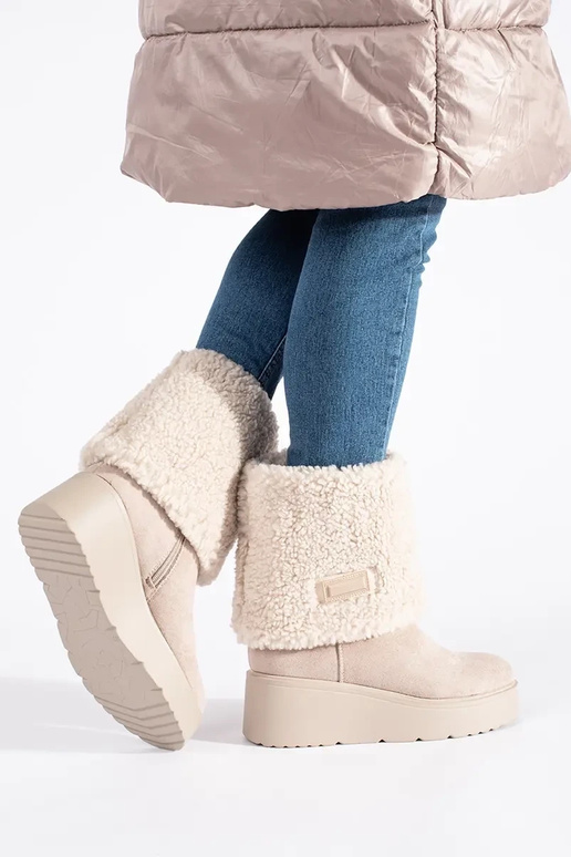 beige insulated Inomens boots on a... beige insulated Inomens boots on a...