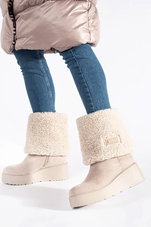 beige insulated Inomens boots on a... beige insulated Inomens boots on a...