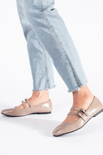 beige lacquered ballerinas... 2