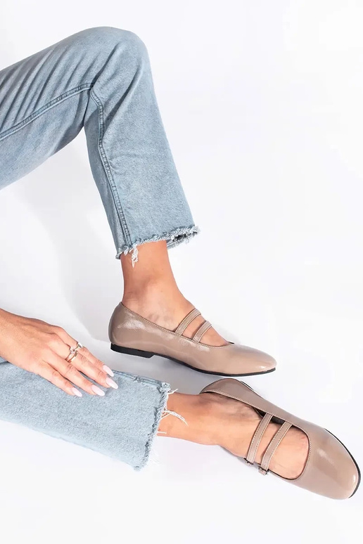 beige lacquered ballerinas Inith clasp beige lacquered ballerinas Inith clasp