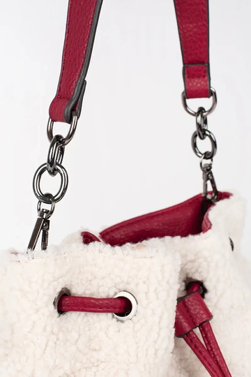 Red elegant handbag with fur 2