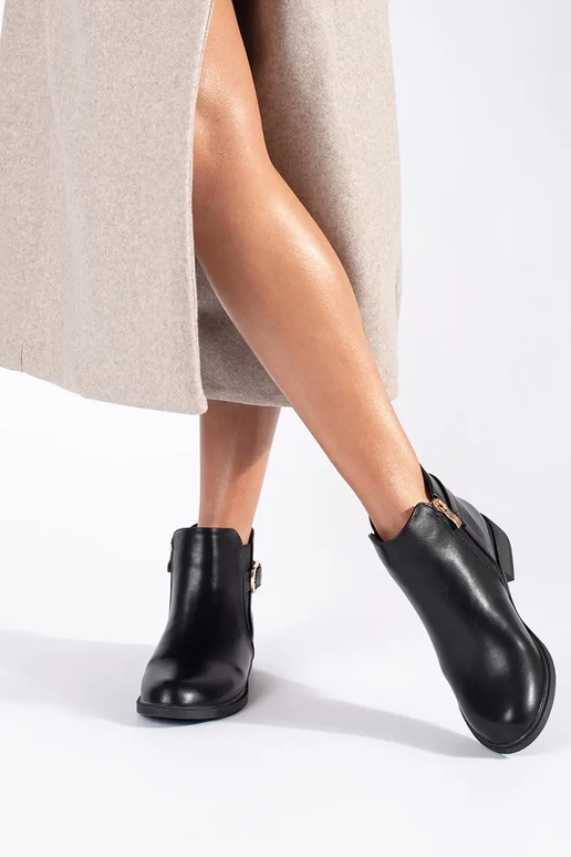 Black Women's shoes with golden elements Black Women's shoes with golden elements