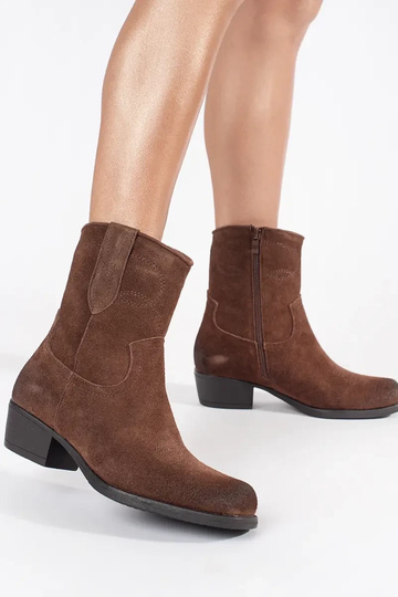 Brown leather cowboy boots... 2