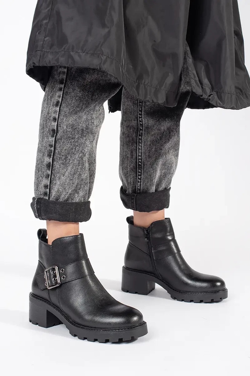 Women's black leather shoes with... Women's black leather shoes with...