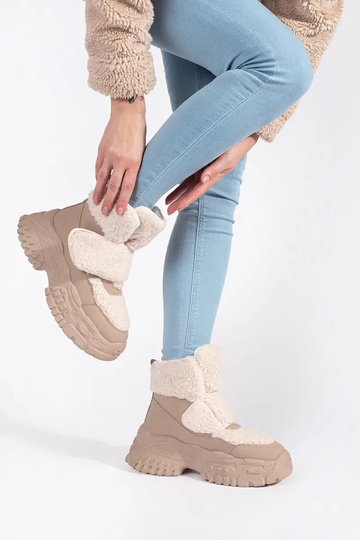 beige INomens snoIn boots... 2