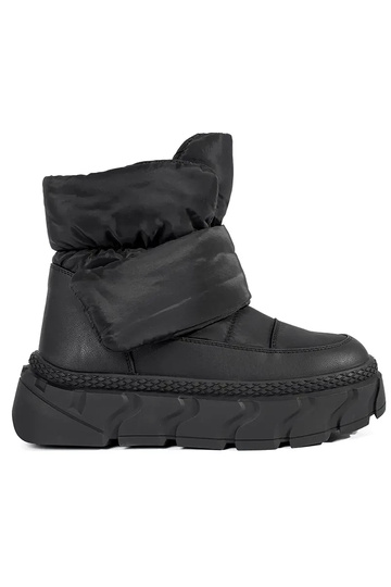 Women's snow boots black on...