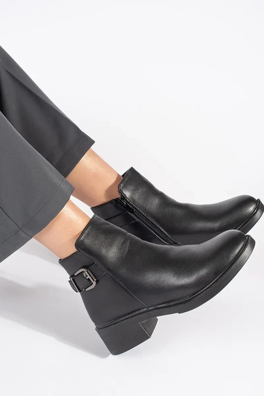 Women's low-heeled shoes in black...