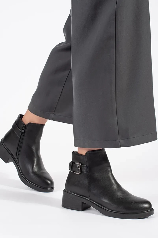 Women's low-heeled shoes in black...