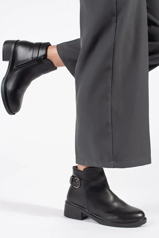 Women's low-heeled shoes in black...