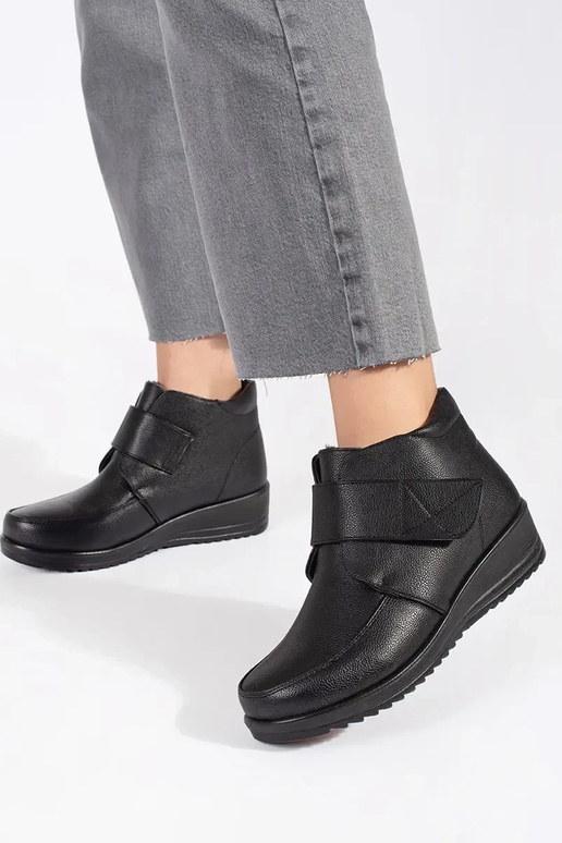 black insulated Inomens boots on a... black insulated Inomens boots on a...