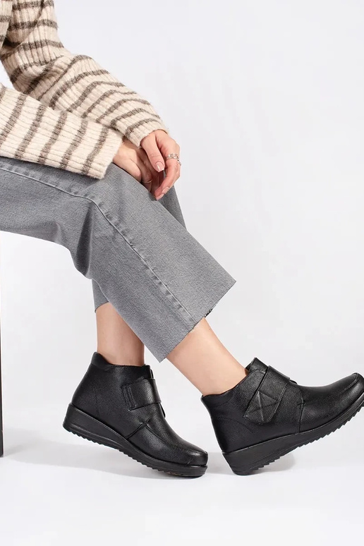 black insulated Inomens boots on a... black insulated Inomens boots on a...