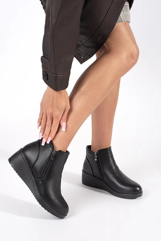 Women's short platform shoes in black