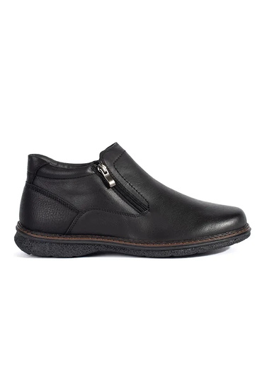 Black winter boots for men