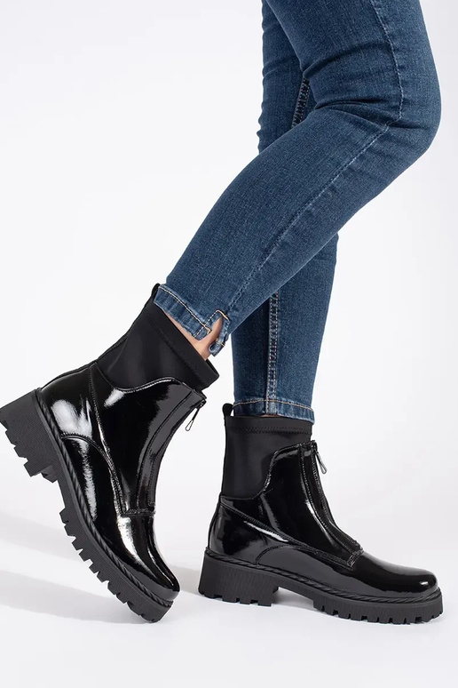 Su lako efektu juodos spalvos...